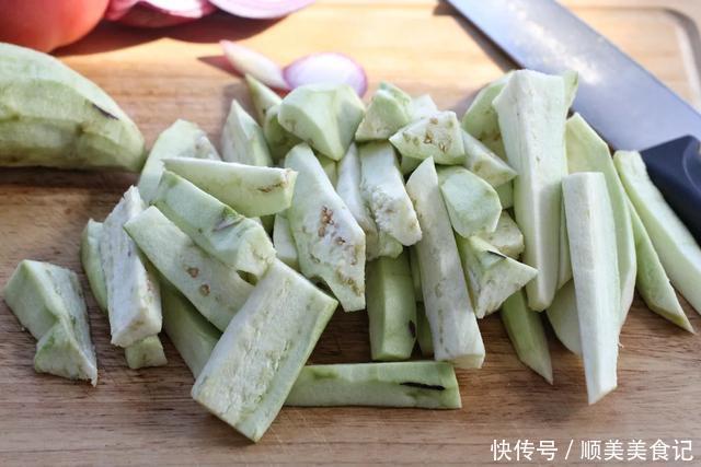 面条|茄子和面条才是绝配,饭菜一锅出,爽滑筋道又入味,不吃撑不罢休