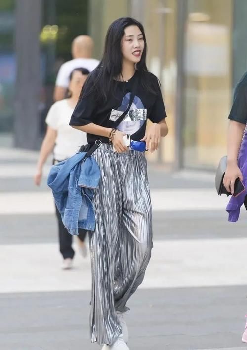 时尚 时尚打底裤搭配黑色上衣,看起来少女,很自然和舒服