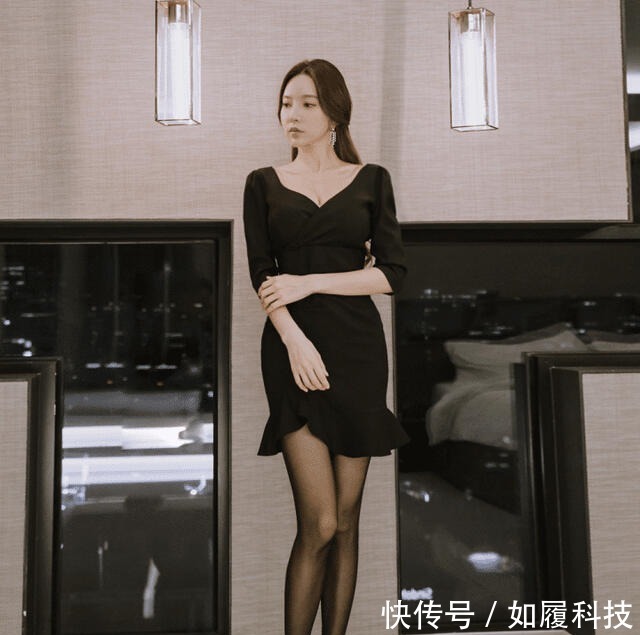 高跟鞋 黑色百褶修身连衣裙搭配职业女性,呈现更加成熟优雅的气质,端庄