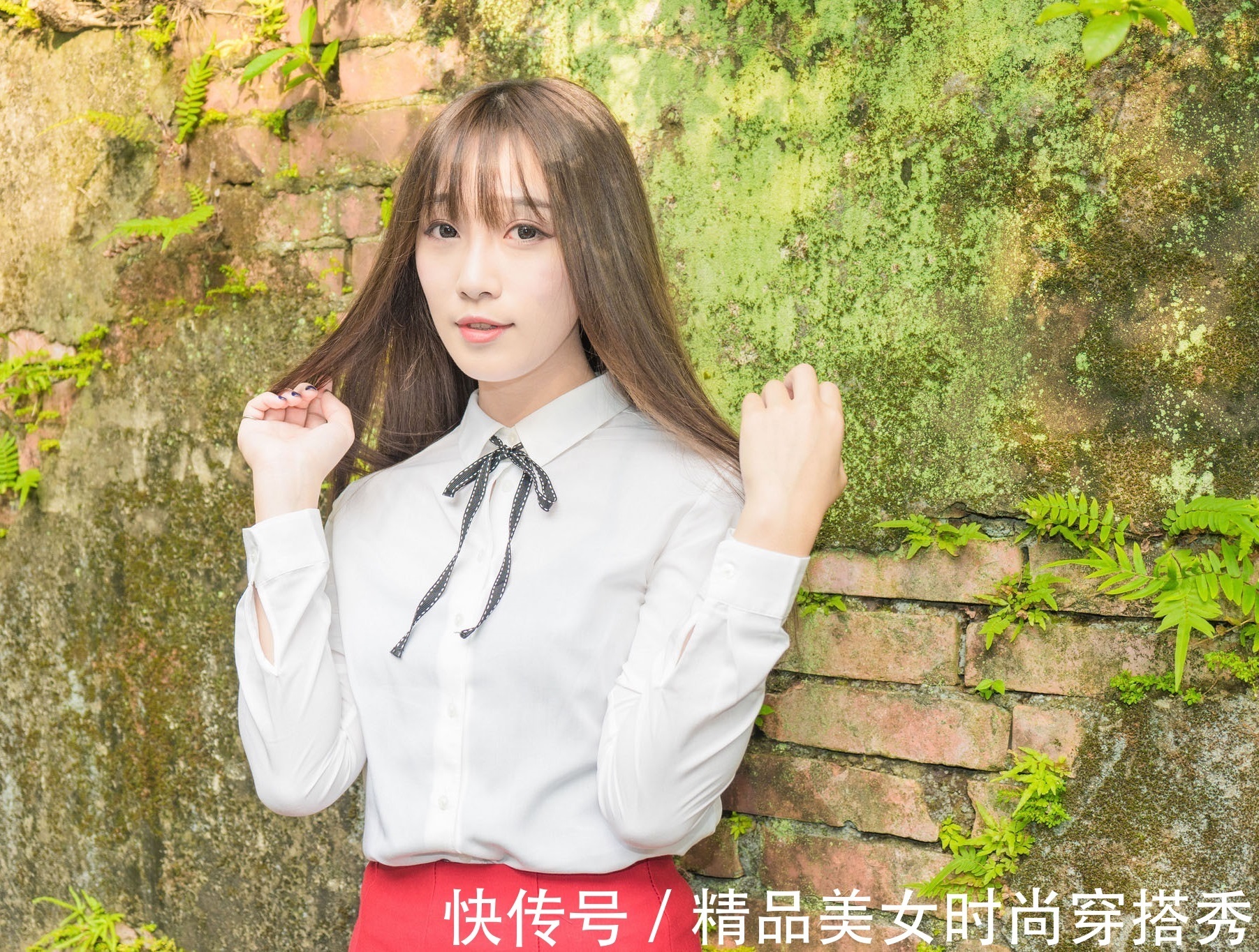 裙装|白色的衬衫搭配红色的荷叶裙,干练又甜美可人