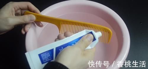 在梳子上涂抹牙膏,作用真厉害,我也是刚知道,快回家试一试