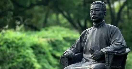 文人@郭沫若用四字骂鲁迅,鲁迅用五字回骂,世人笑称:这就是郭沫若了