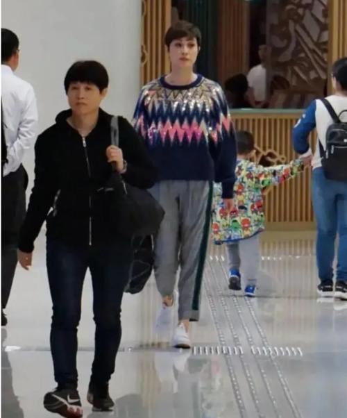 陈法蓉是气质型美女，穿彩色毛衣搭西裤，53岁也一样漂亮！