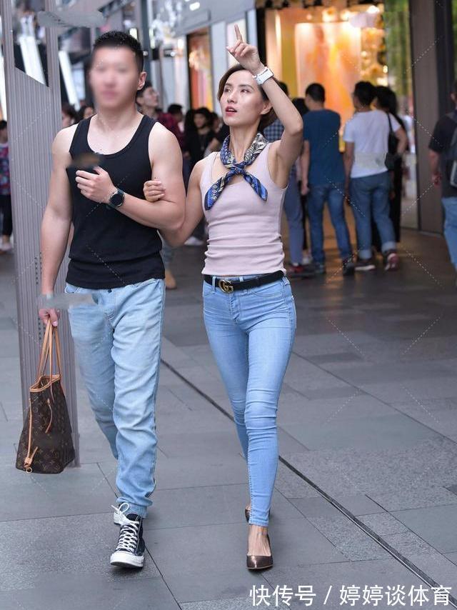 修身牛仔裤 浅色调的上衣搭配蓝色牛仔裤,再配上蓝色缎带,高雅而有气质