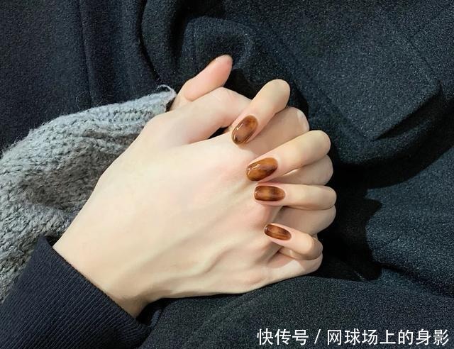 梅子色|是时候做美甲了,这几款新年美甲时髦又显白,高级感满满