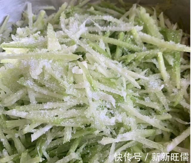 这才是萝卜丸子最正宗的做法,一滴水都不加,香酥脆口还不回软