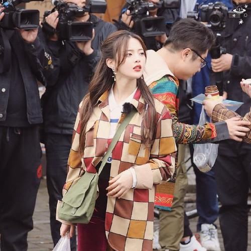 外套|小姐姐穿彩色格子外套,配酒红色丝绒长裤,港风美女既视感