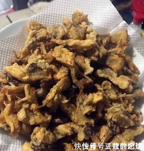 炸蘑菇时，直接用面粉或淀粉就下锅炸了？错！大厨教你正确做法