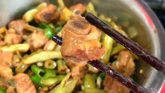 苦瓜|三伏天，不管有钱没钱，要多吃此菜，清热解暑营养高，再贵也要吃