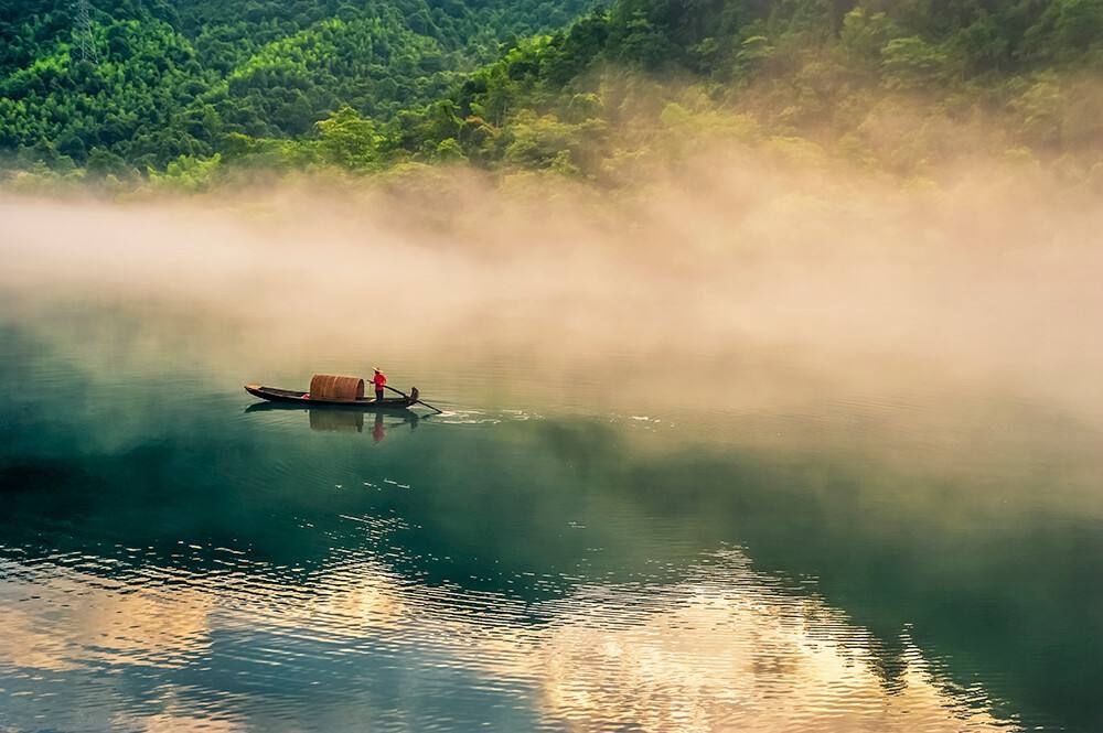 清波$诗词:微风自在，四面青山，悠悠唤醒平湖