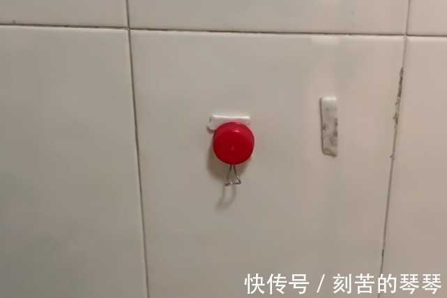 塑料瓶盖上穿1根铁丝,解决了困扰大家的难题,做10个都不够用