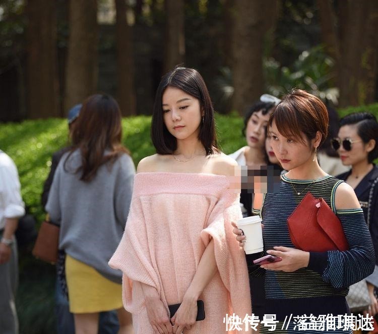 抹胸|街拍 粉色抹胸毛衣让美女成了镜头的焦点！