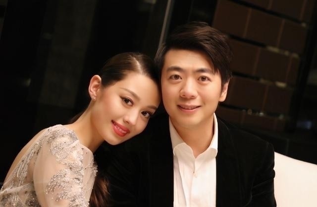 钢琴|郎朗豪宅尽显稳重，客厅就有三层楼高，家中随处可见名贵钢琴