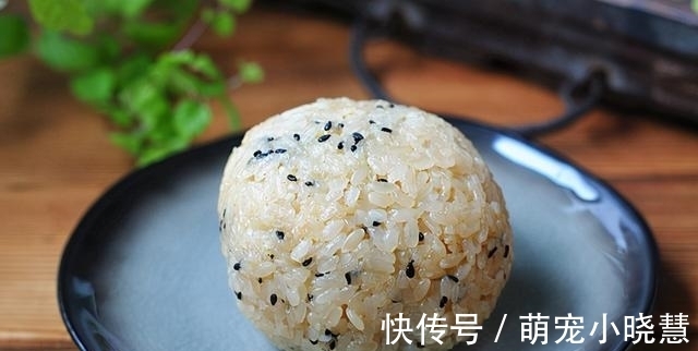 早餐|米饭新做法，儿子着了迷，天天吃不够，5分钟上桌，我特乐意做！
