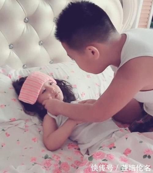 家长|7岁男孩医院照顾弟弟迅速走红,高颜又暖心,网友:想要同款哥哥