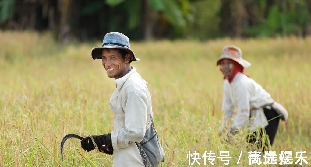 |解说搞笑吃鸡301：神仙队友为了抢KD值，竟无情羞辱我的智商！真嚣张