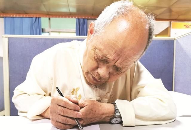 为什么很多老年人总手抖？告诫大家：3个病因不容忽视，请速看