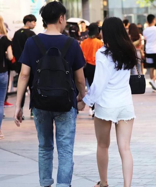 帅气|街拍小姐姐戴着酷酷的太阳镜,牛仔裤充满着潇洒帅气的活力