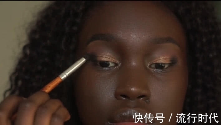 棕黄色 黑人妹子原来是这样化妆,一瓶粉底不够用,最终效果高级又性感!