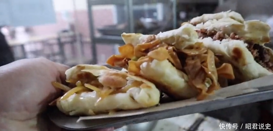 河北小县城卖奇怪小吃,6元1个火了30年,配一碗咯吱汤味道绝了