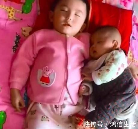 妈妈|妈妈在做饭,4岁哥哥陪1岁弟弟睡觉,网友看你还敢不敢生二胎