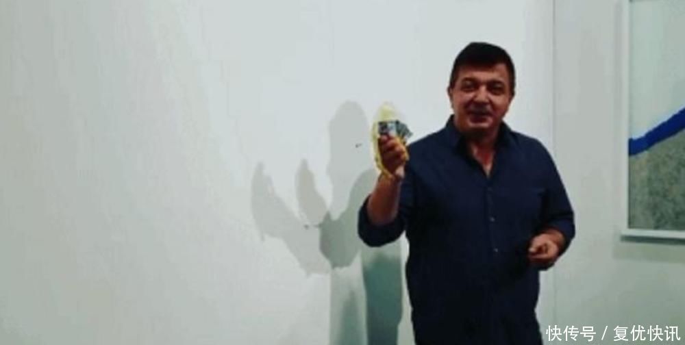 贴墙上的香蕉85万卖出,成交前被人吃掉,工作人员淡定掏出另一根