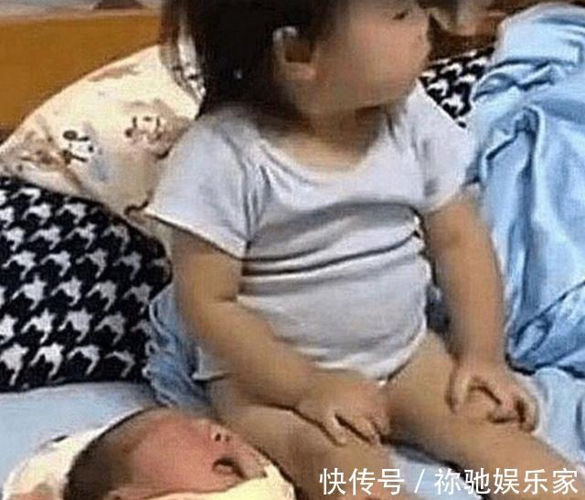 二宝|2岁姐姐被3个月大弟弟吵醒,一看妈妈不在,姐姐做法太有爱了