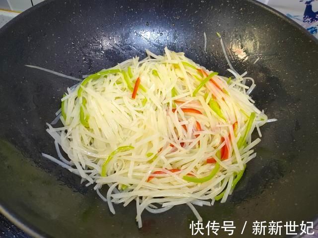 炒土豆丝,什么时候放醋是关键,这一步做对,怎么炒都脆爽好吃