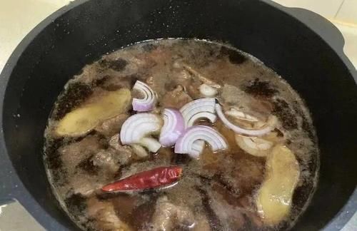 土豆去皮放案板上切成块，鲜香入味，好吃到汤都不剩