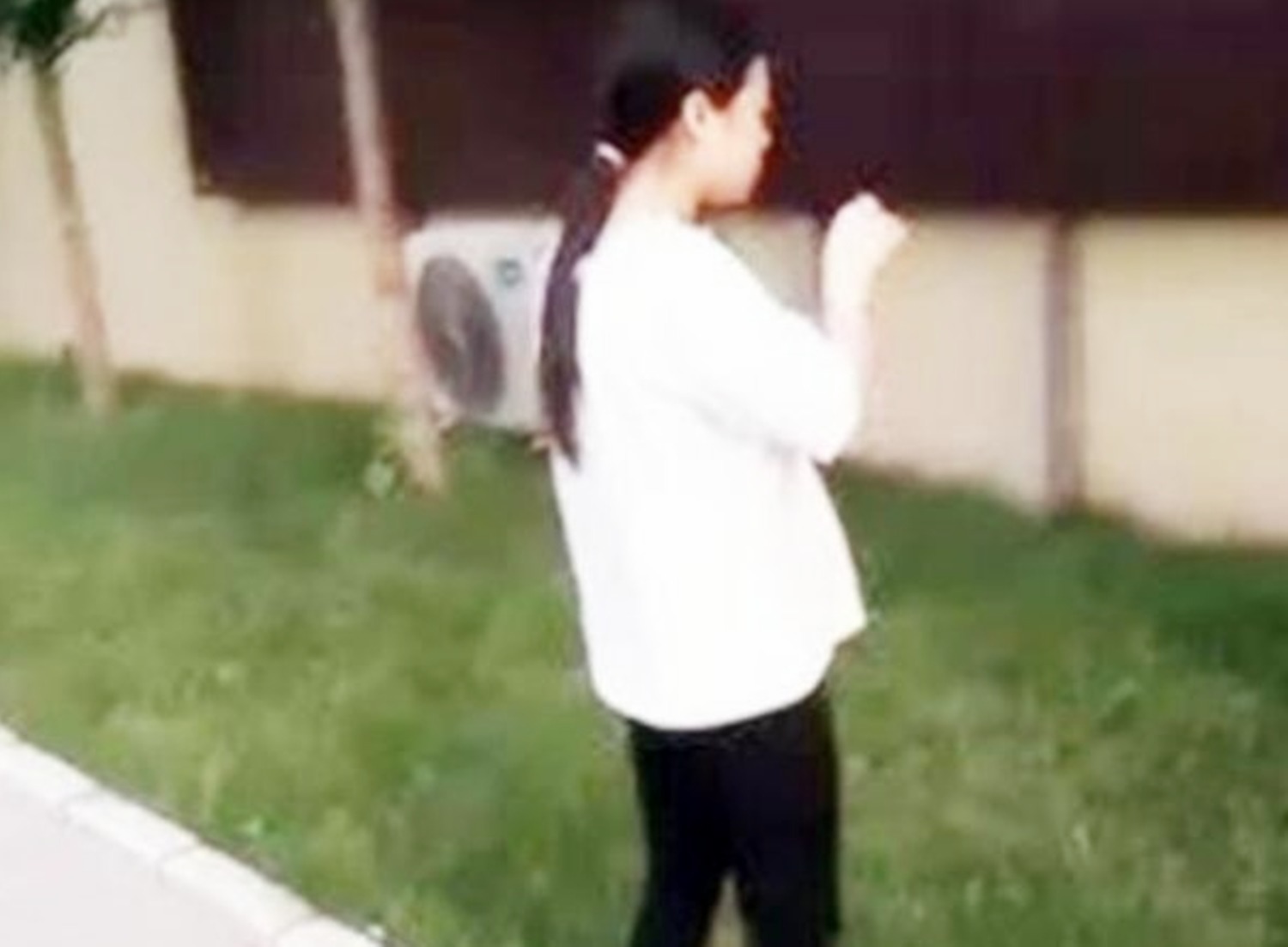 孕妇|孕妇晚上散步1小时也没回家,丈夫下楼去找,看着背影忍不住笑