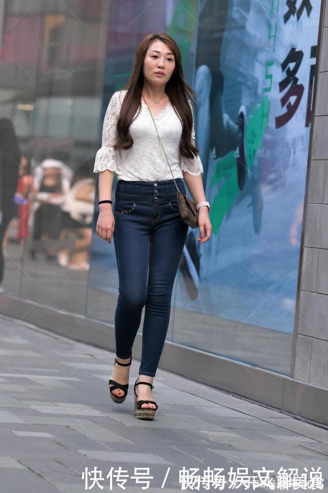 上衣 白色花边上衣,搭配高腰牛仔裤,满满时髦感