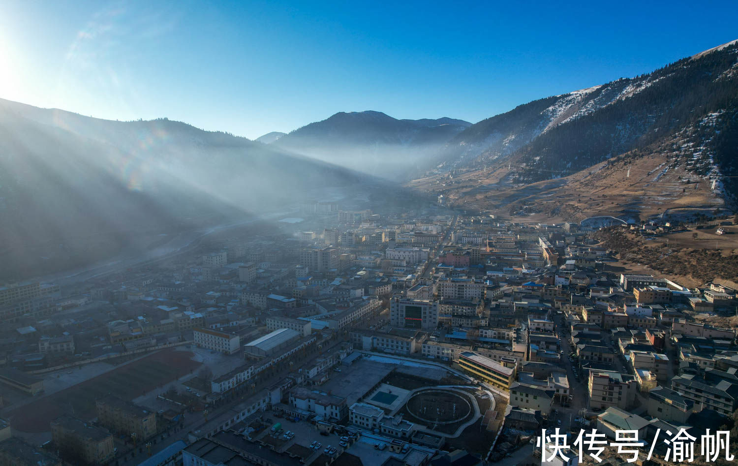 类乌齐|西藏小城以大山为名，雪山湖泊马鹿美如画，被称为东方小瑞士