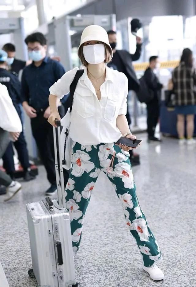 茶色|马伊琍把“上浅下深”带火了,奶茶色衬衫配烟管裤,温柔又高级