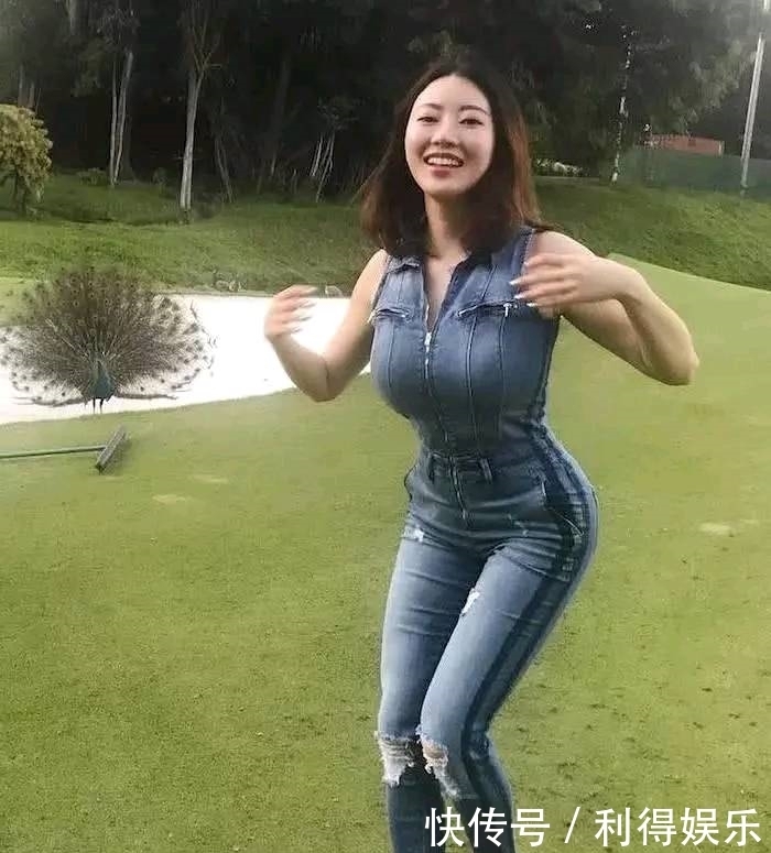 牛仔裤|时尚穿搭:紧身牛仔裤小姐姐,身姿丰腴,让人眼前一亮!
