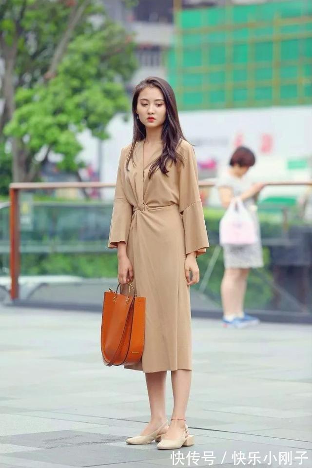 连衣裙 简洁大方又不失美感与气场,靓丽的连衣裙让女人更自信