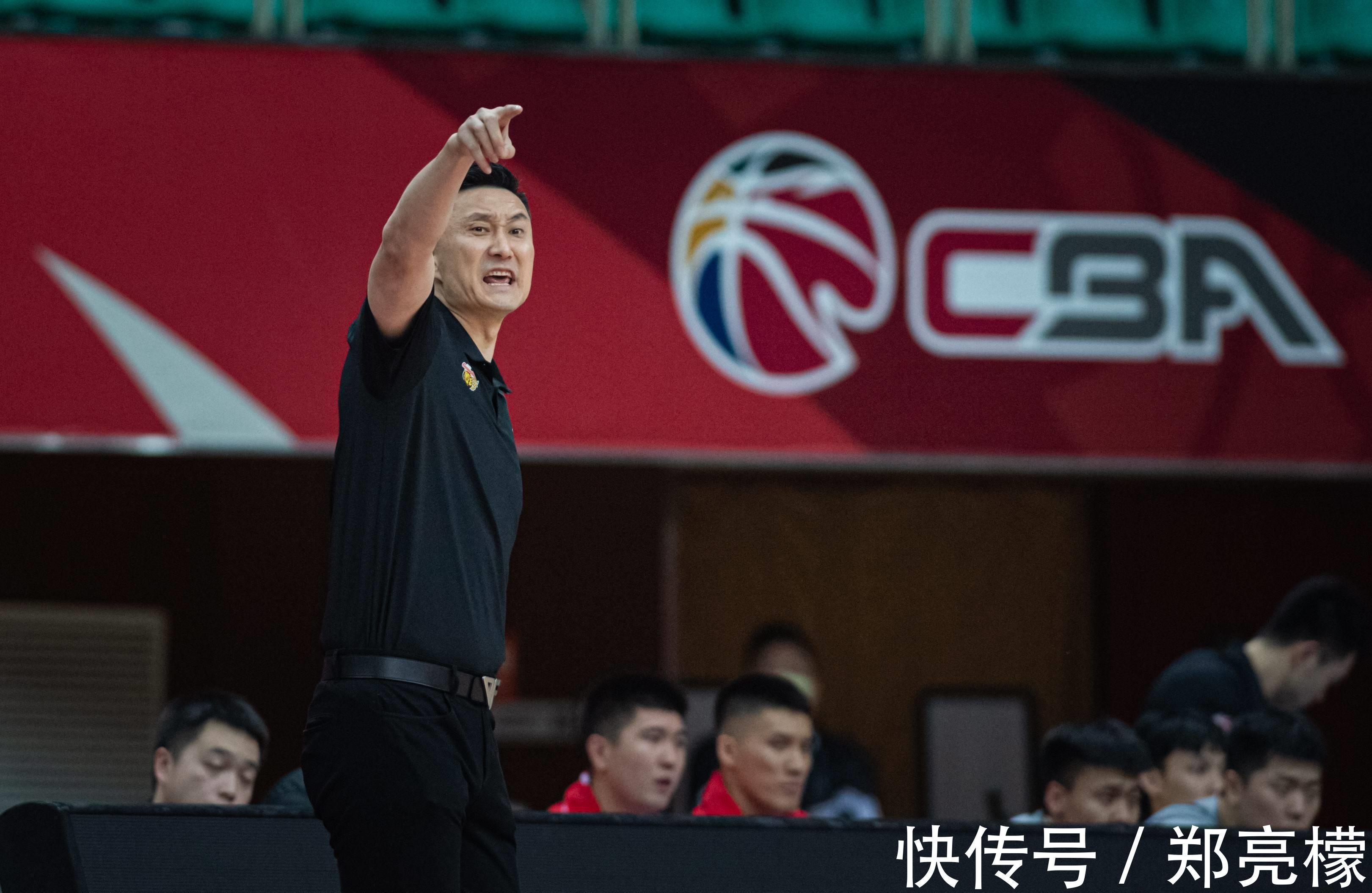 阿联|有苦说不出,杜锋顾了这头顾不了那头!力压易建联,胡金秋变硬汉