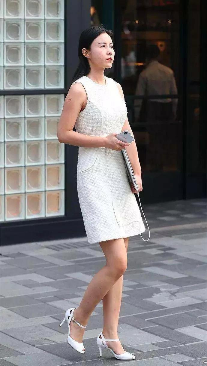 背带的阔腿裤,非常的清爽又时尚,纯白色其实非常考验本身的气质