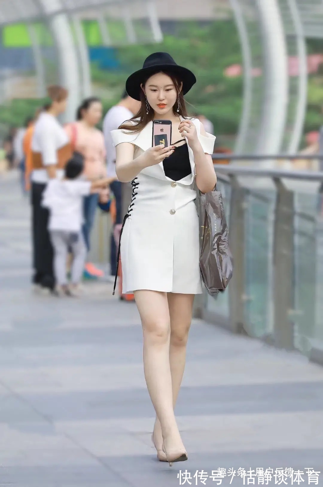 好身材 一黑一白两种穿搭,把好身材展现得淋漓尽致,时尚韵味