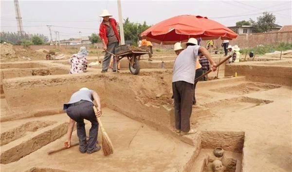 盗墓者精准盗墓,随葬品一件不剩,考古人员抬头一看墓顶,激动了