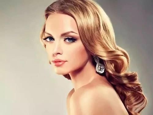 头发干枯、分叉怎么办？8个小妙招分享给你们~