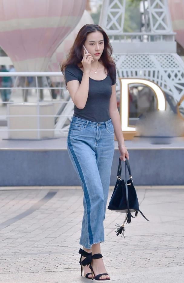 美女穿搭:黑色修身短袖搭配宽松牛仔裤,时尚大方,气质迷人