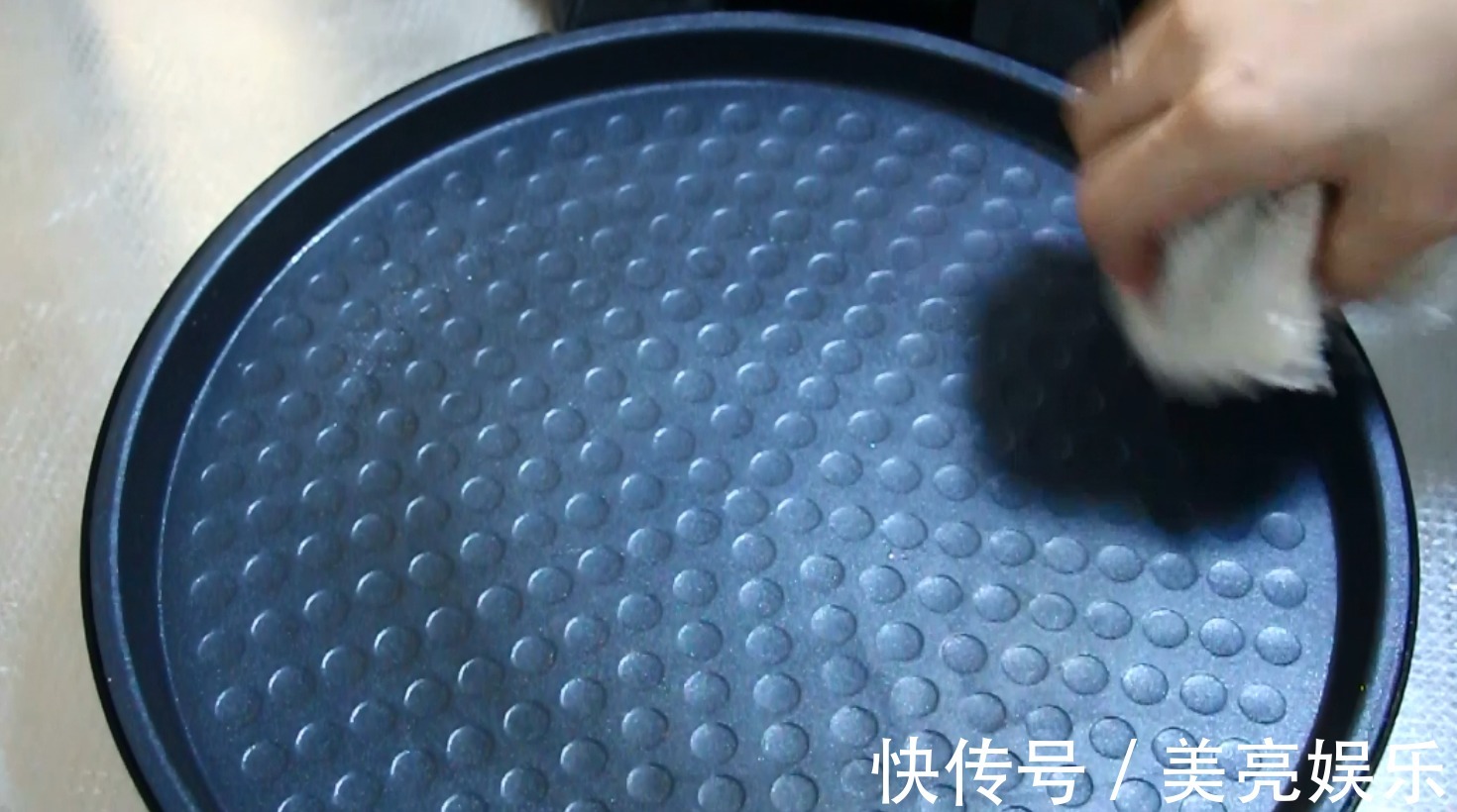 清洗电饼铛还再刷用这个小方法不用刷，多顽固的油垢自己掉