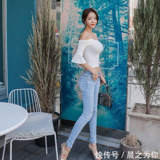 女人味 简单时尚的版型更易搭配,牛仔裤完美提升整体的形象