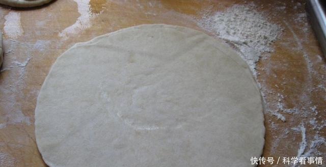 烙油饼,用清水和面是“外行”!做好这3点,柔软筋道,放凉不硬