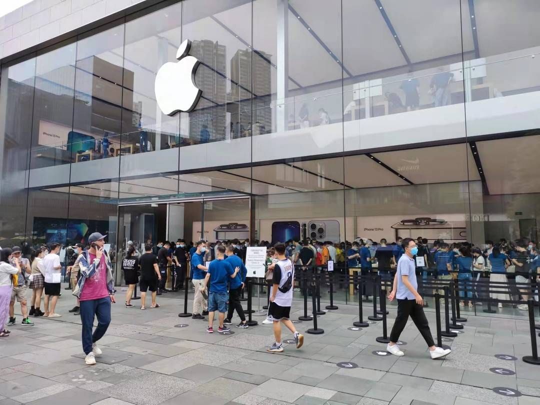 收购|iPhone 13系列发售首日：成都直营店卖断货，“黄牛”最高加价千元收购