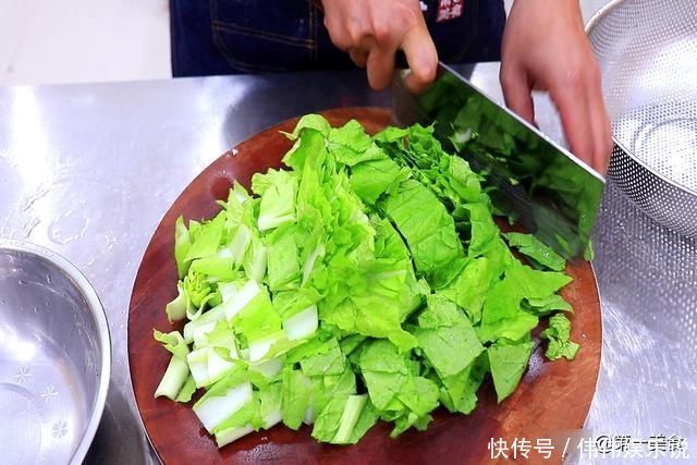 炒青菜时、最忌讳直接下锅炒牢记3个要点,青菜翠绿不发黑