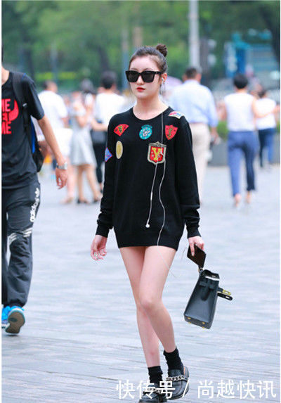 街拍黑色衣服小姐姐,冰肌雪肤,一双美腿光洁如玉