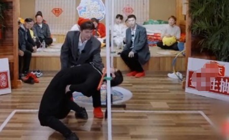 楊洋曾在節(jié)目中和素人女孩做游戲時, 不經(jīng)意間暴露了人品!