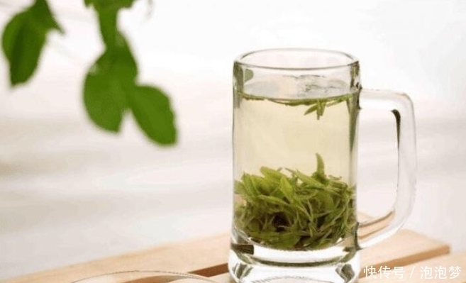 白開水|常年喝茶葉的人和只喝白開水的人,誰的身體會(huì)更好?