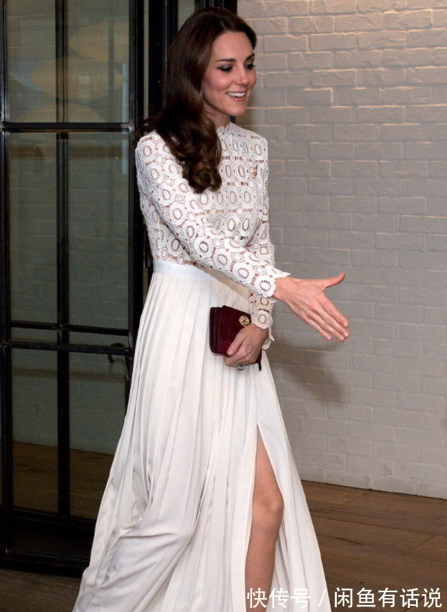 穿搭|凯特王妃扎马尾更显年轻,穿粗花呢西装裙出席酒会,简单却很高级
